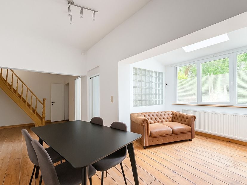 À LOUER  BUREAU À UCCLE&lt;br /&gt;
Chaussée dAlsemberg (côté recherché)  1.150 euro/mois&lt;br /&gt;
Un lieu à lécart du bruit, mais en plein cur de la ville.&lt;br