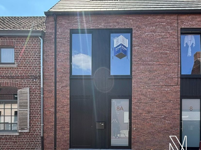 Welkom in de Kerkstraat 8A te Spiere-Helkijn. Deze prachtige nieuwbouwwoning, die kan aangekocht worden aan 6% BTW, bevindt zich in een rustige straat
