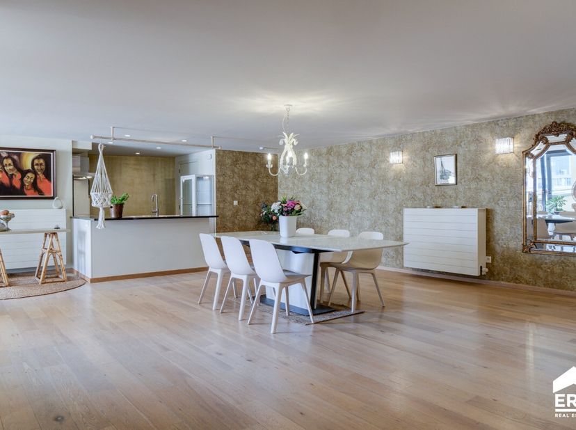 Energiezuinig (EPC label A) én ruim appartement met 3 slaapkamers, zon-gericht terras op een exclusieve locatie in hartje Hasselt. Voor meer informati