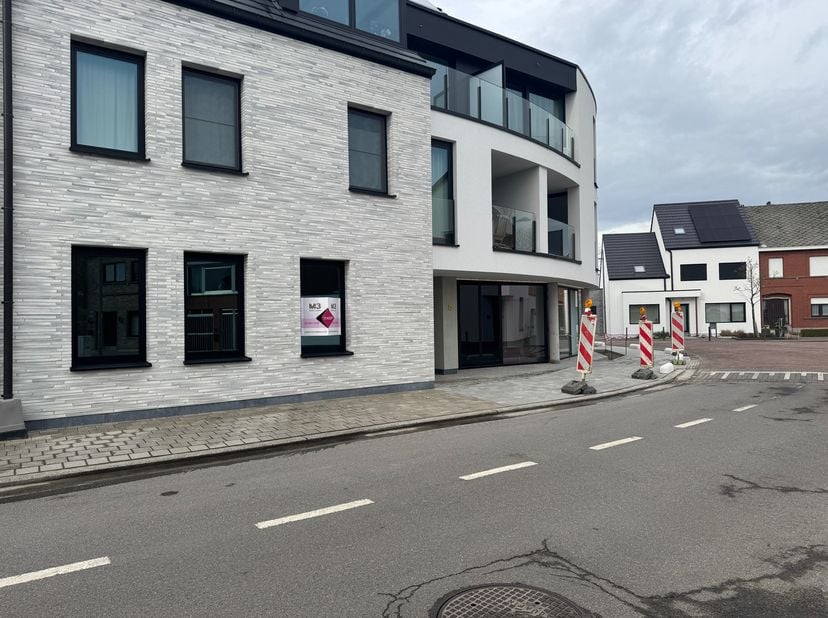 Ben jij op zoek naar een modern en energiezuinig appartement? Dit 2-slaapkamer appartement heeft alles wat je nodig hebt: vloerverwarming en zonnepane