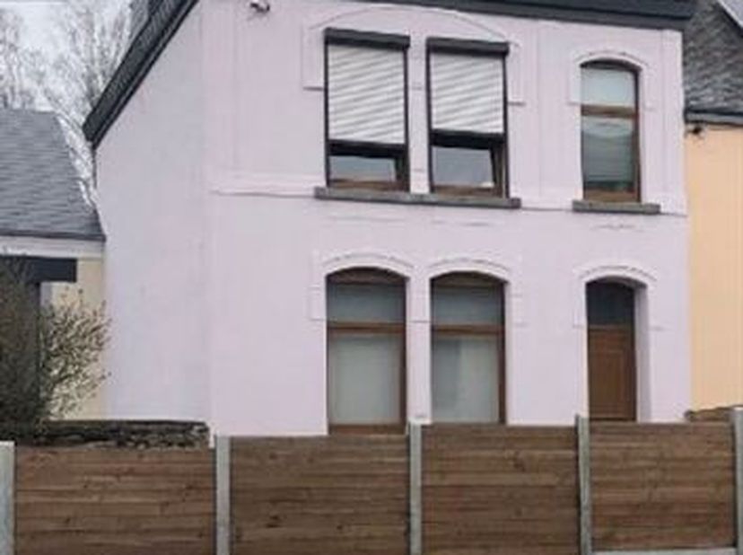 5-slaapkamerwoning of beleggingspand - Uitstekend rendement!&lt;br /&gt;
Mooi, ruim huis van 3 verdiepingen met tuin in een charmant dorpje&lt;br /&gt;
De indelin