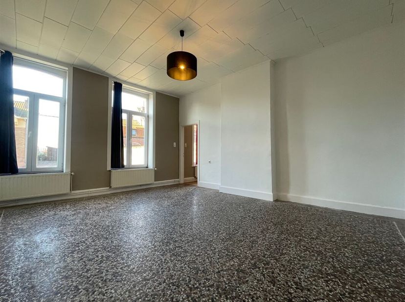 Ruim 2-slaapkamerappartement van ongeveer 90m² gelegen in het hart van het dorp Ere, op 5 minuten van het centrum van Doornik.&lt;br /&gt;
De woning bestaat