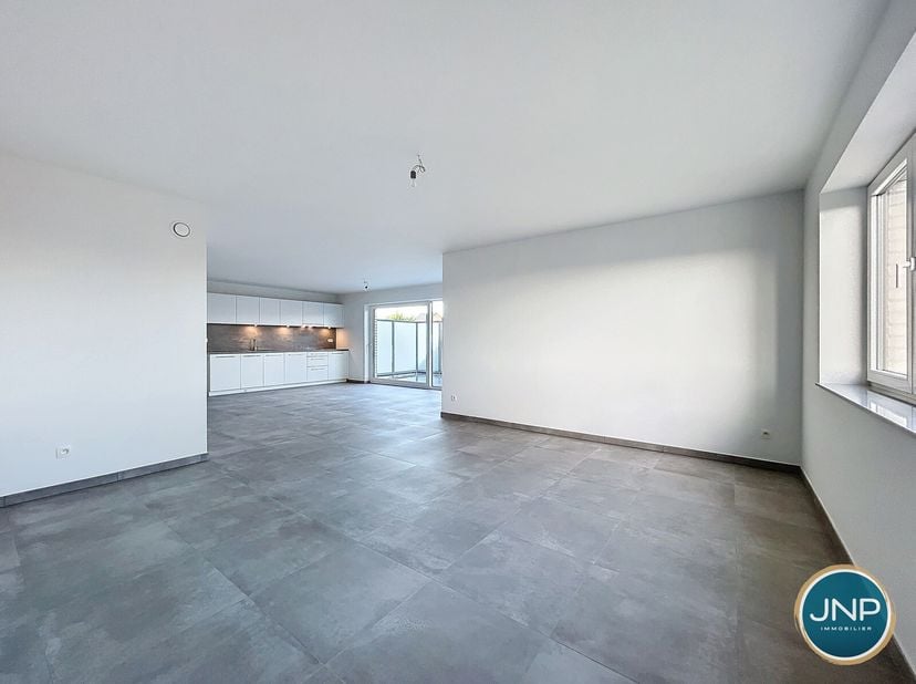 JNP Immobilier a le plaisir de vous présenter ce penthouse contemporain et neuf sur les hauteurs de Jemeppe. Situé au 2e étage dune petite copropriété