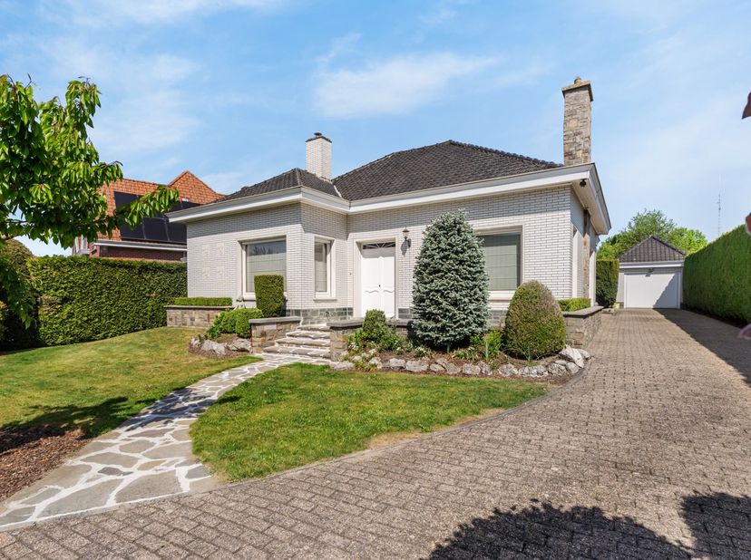 Deze karaktervolle woning is gelegen nabij het centrum van Vichte, doch rustig gelegen. De woning is vlot bereikbaar, met diverse winkels, horeca, ope