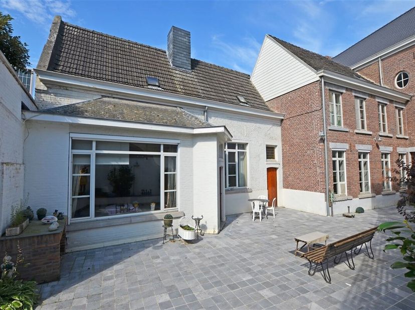 Dit historisch pand, opgetrokken in classicistische stijl, is gelegen in de binnenstad en grenst aan twee straten. De herenwoning is gelegen in de bin