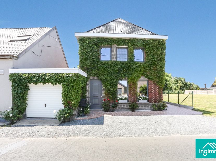 Deze mooie woning zal menigeen bekoren door het vele zonlicht en de prachtige zichten op de tuin en de natuur in onmiddellijke omgeving. Het gelijkvlo