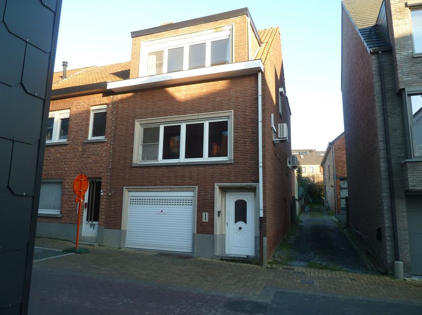 Welkom in deze woning, perfect gelegen in een rustige, verkeersarme straat in het hart van Bertem. Deze te renoveren bel-etage woning biedt een ideale