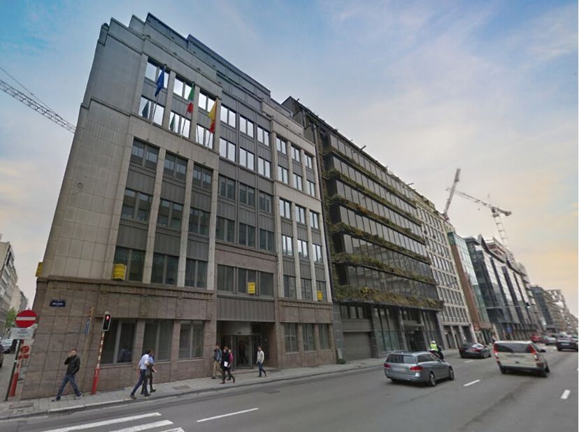 L&#039;immeuble de bureaux bénéficie d&#039;un emplacement exceptionnel à l&#039;angle de Belliard et de Handelstraat, stratégiquement situé au cur de la ville. Cet