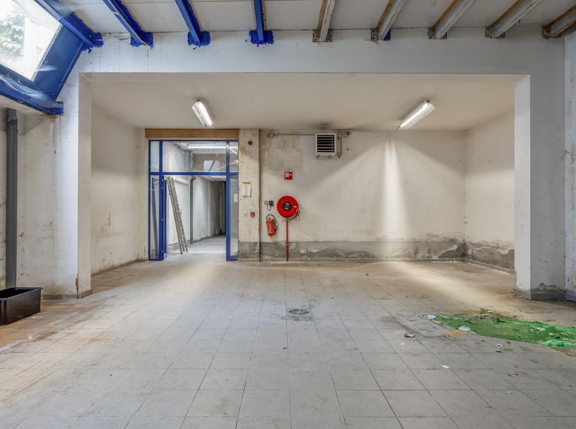 Groot, te renoveren gebouw met veel ruimte en net geen 500 m² nuttig oppervlakte in centrum Gent.&lt;br /&gt;
Het gebouw valt best te omschrijven als een en