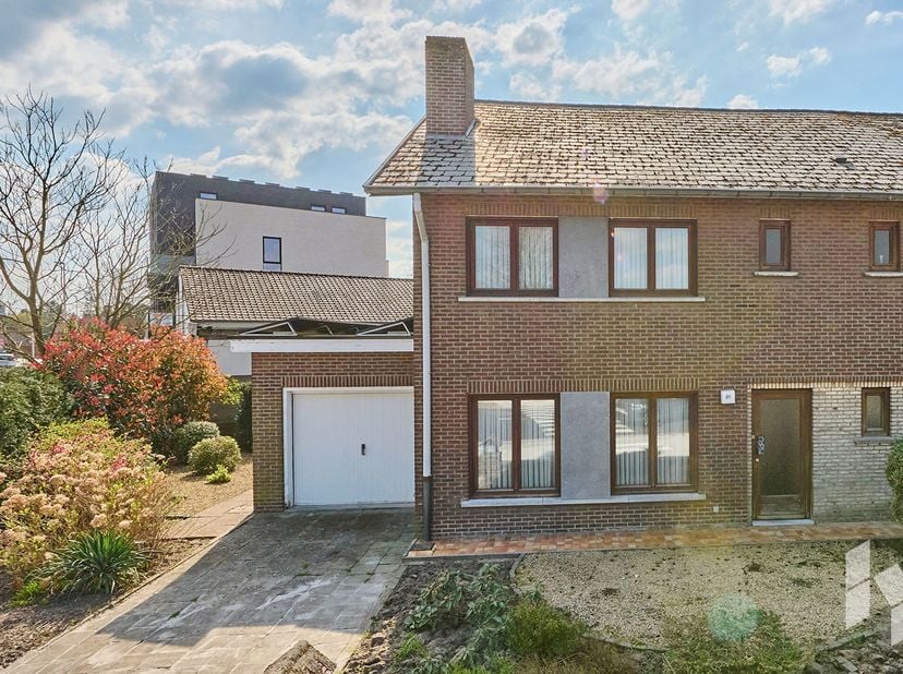 Te renoveren, halfopen woning (148 m²) met 3 slaapkamers, een overdekt terras en garage op een perceel van 320 m² op wandelafstand van het centrum.&lt;br
