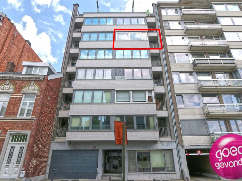 SPACIEUX APPARTEMENT avec 2 grandes chambres et 2 terrasses-balcons, équipé dune place de parking souterraine et dune cave, situé au centre de Tongres