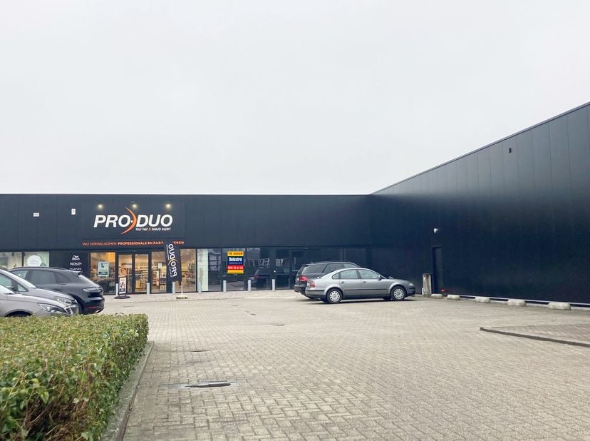 TOP gelegen baanwinkel, op de Antwerpseweg te Geel naast ProDuo en in de directe buurt van ‘Basic Fit’, ‘KVIK’, … &lt;br /&gt;
Dit pand is gelegen nabij de