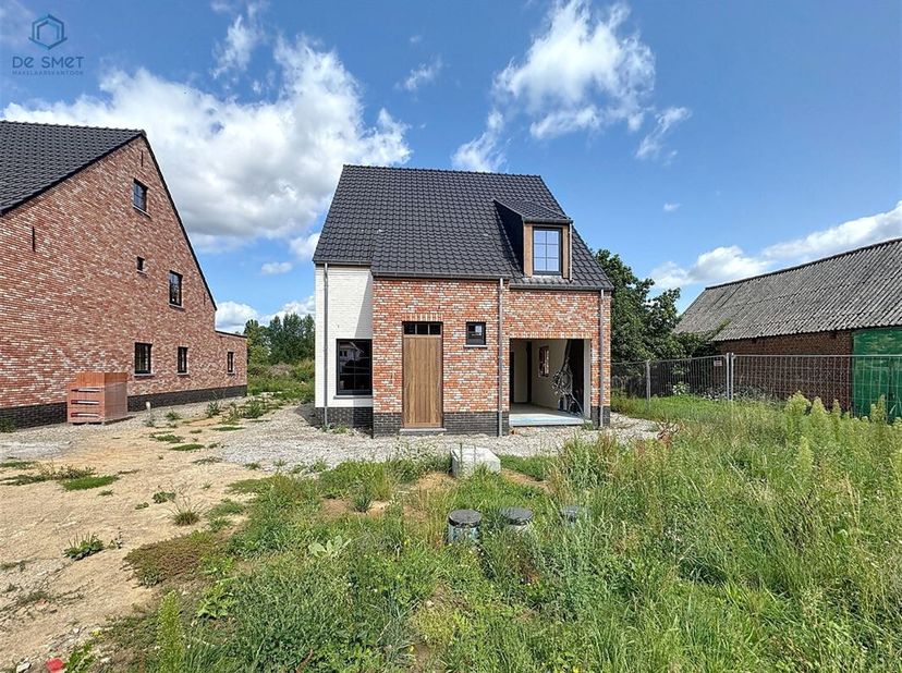 Ontdek dit prachtige pand in het pittoreske Deftinge, een unieke kans om uw droomwoning te bezitten. Deze charmante woning biedt maar liefst 238,74m²