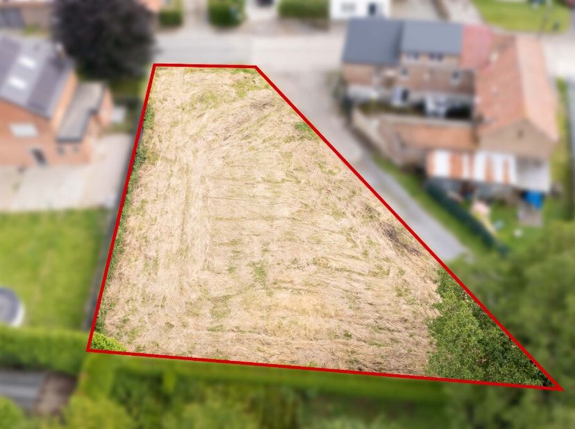 Bouwperceel van maar liefst 8 are 20 ca voor open bebouwing in landelijke omgeving.Vlakbij vinden we het openbaar vervoer, kleinhandelszaken, wandelro