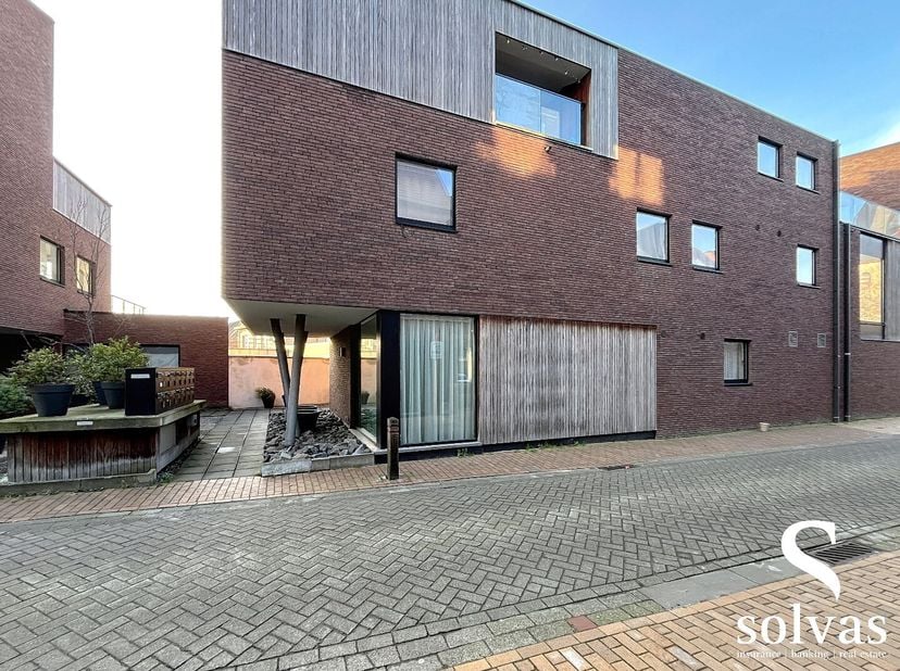 Gelegen in het centrum van Merendree, prachtig ruim appartement. Voldoet aan de laatste energienormen, verwarming met warmtepomp.&lt;br /&gt;
Ruim apparteme