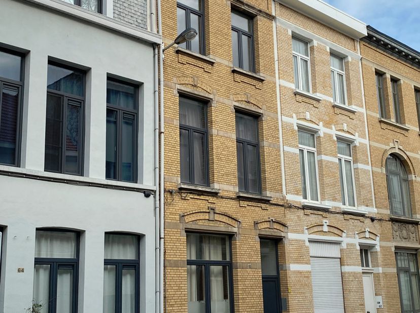 Twee slaapkamer appartement in een rustige, familiale en gezellige buurt.&lt;br /&gt;
Het appartement omvat het tweede en het derde verdiep.&lt;br /&gt;
Op het tw