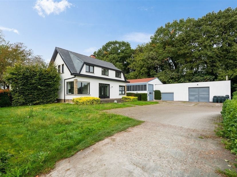 WILRIJK - Frontière Edegem/Kontich : Villa de 4 chambres sur un terrain de 11.662 m², avec grand entrepôt de 540 m² et garage &lt;br /&gt;
DESCRIPTION :&lt;br