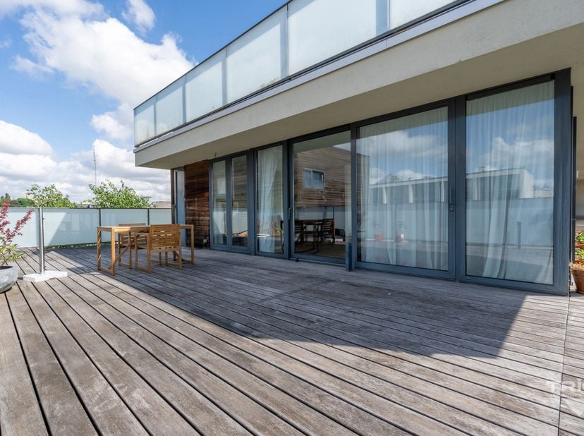 TRIOR Nivelles vous propose ce magnifique PENTHOUSE de standing idéalement situé dans un piétonnier calme au coeur de Nivelles ! Au 3ème étage/4 d&#039;un