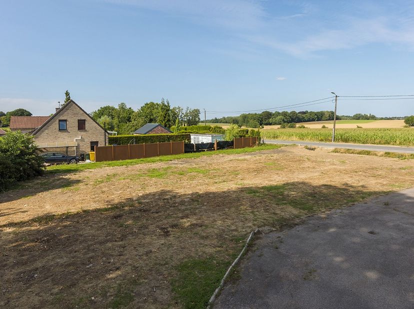 Dit perceel van 8are 68 biedt de mogelijkheid om een eigen woning te ontwerpen. Deze grond beschikt over een perceel breedte van 25.70 m en een diepte