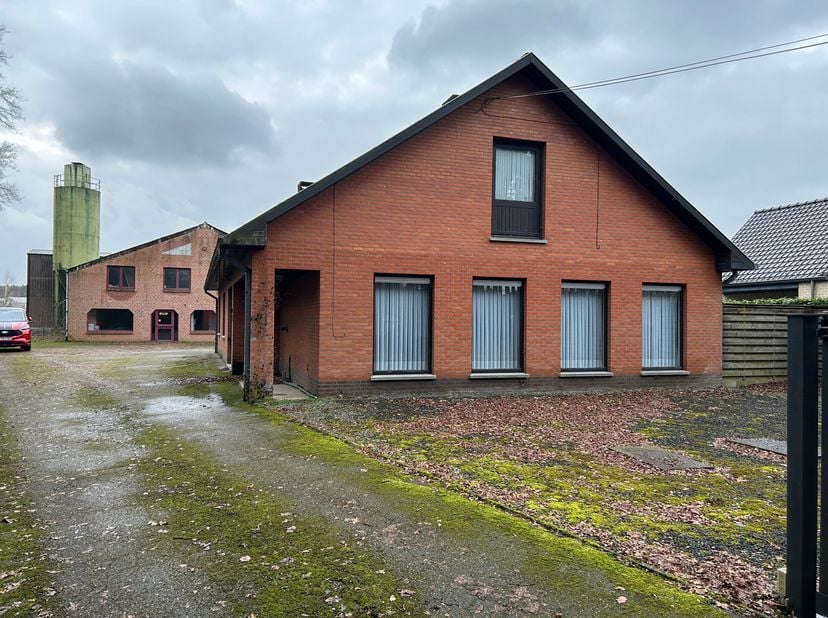 Deze woning is gelegen in een landelijke omgeving, net buiten de woonkern van Grote-Brogel. Verder gelegen nabij Bedrijventerrein Peer &quot;Laarderheide&quot;