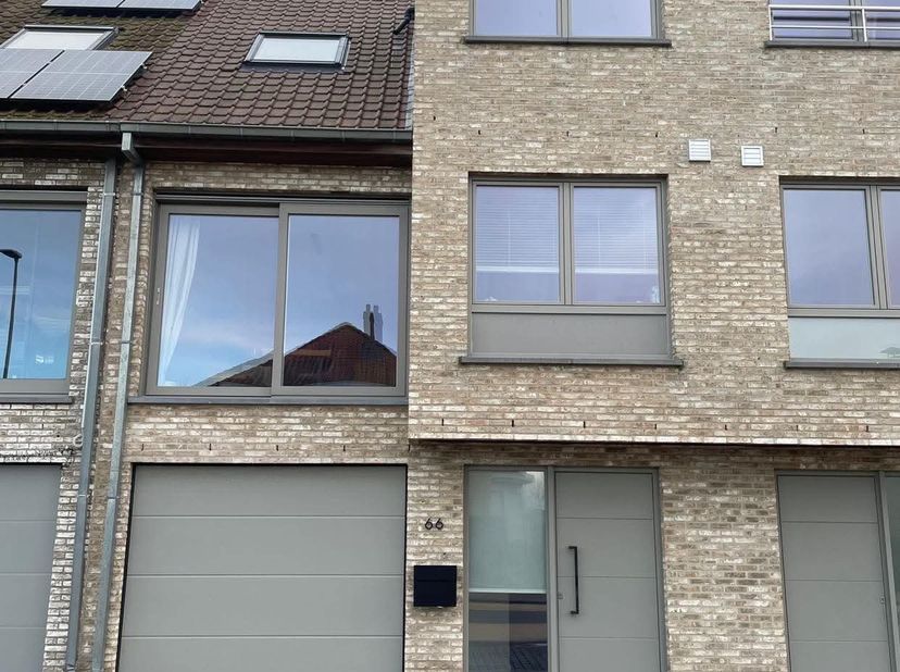Instapklare bel-etage woning, gelegen te Bulskamp. Deze recente woning, gebouwd in 2019 en volledig hoogwaardig afgewerkt in 2022, biedt een ideale co