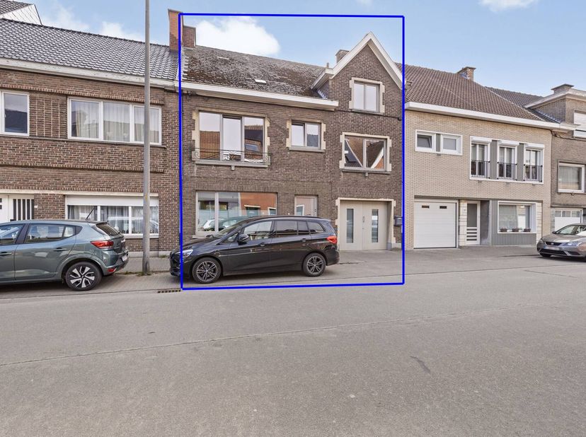Deze ruime stadswoning met 4 slaapkamers,  2 badkamers, garage én tuin is gelegen in de Pauwel Vander Scheldenstraat in het centrum van Oudenaarde. &lt;b
