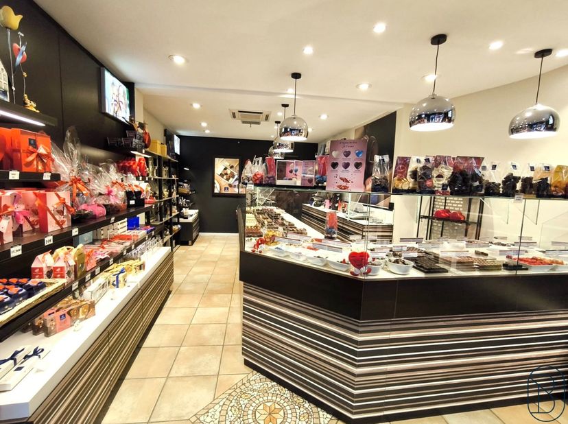 Maison de commerce et un appartement sur 575m².&lt;br /&gt;
Cet immeuble se compose d&#039;un REZ COMMERCIAL de 32m², qui actuellement est un magasin Léonidas, e