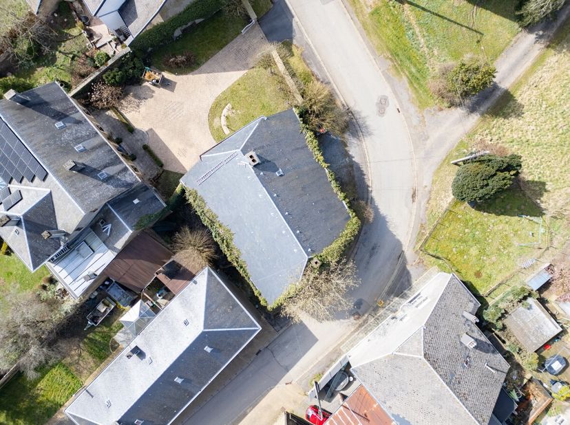 ERA B-Lux biedt u dit te renoveren dorpshuis met mooie volumes en een groot potentieel. Indeling : Begane grond: Woonkamer, keuken, badkamer, bijkeuke