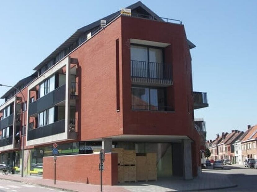Dit recent 3-slaapkamerappartement met 2 TERRASSEN en een AUTOSTANDPLAATS is zeer goed gelegen op wandelafstand van het centrum van Brugge. Vlotte ver