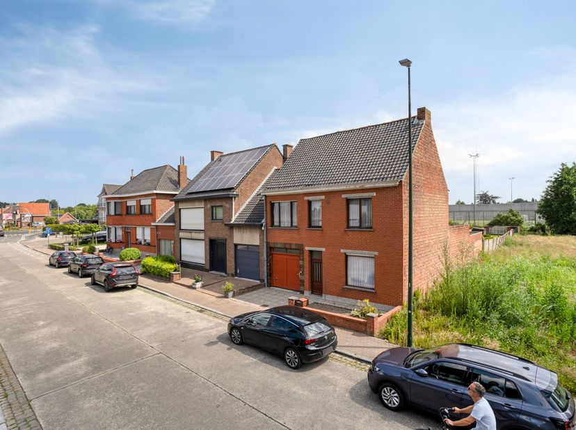 In de Aartrijkestraat in Torhout, op fietsafstand van het centrum en op wandelafstand van het sportcentrum, vinden we deze ruime woning met 4 slaapkam