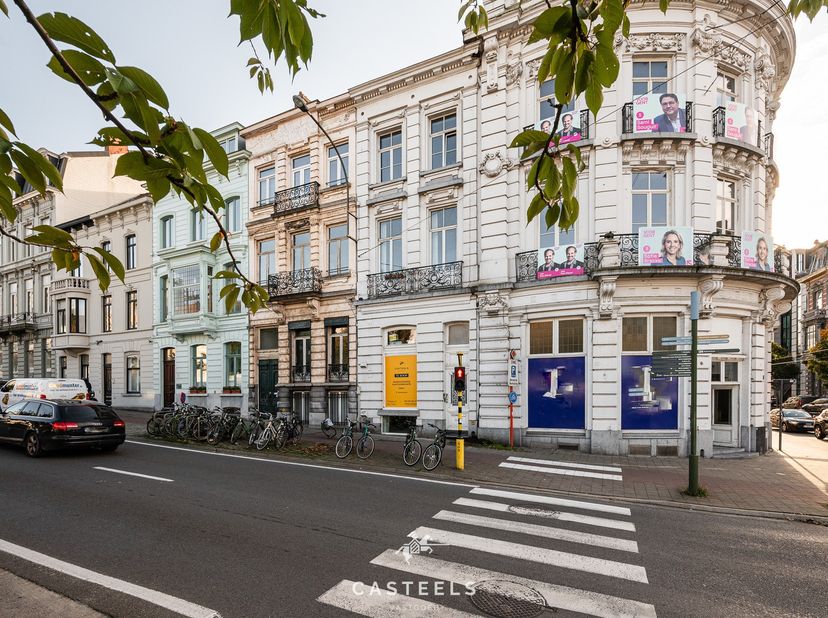 Ben je op zoek naar een commercieel pand op een absolute toplocatie? Zoek niet verder!&lt;br /&gt;
&lt;br /&gt;
Dit prachtige handelspand bevindt zich in het brui