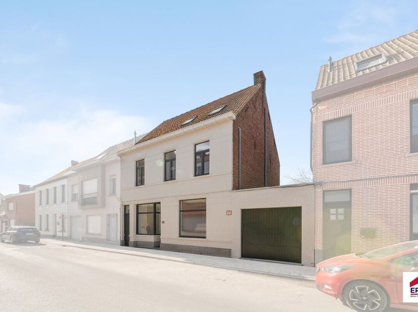 Volledig gerenoveerde woning met 4 slaapkamers, 2 badkamers en garage in centrum Wakken!Ligging: Mooie centrumligging, vlakbij openbaar vervoer, bakke