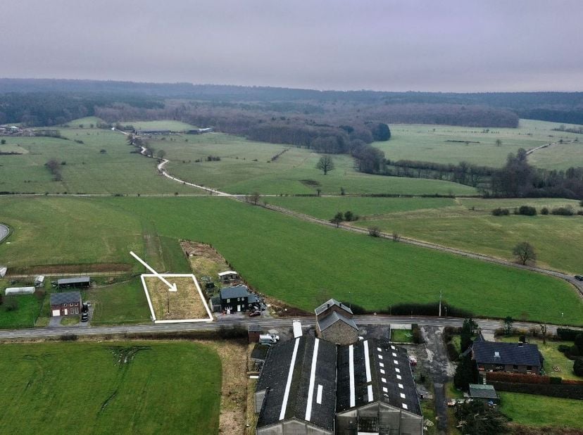 Erezée: ISIMMO presenteert dit prachtige zuidgerichte perceel van 16a08ca, klaar om het 4-front huis van je dromen te bouwen! Bovendien profiteer je v