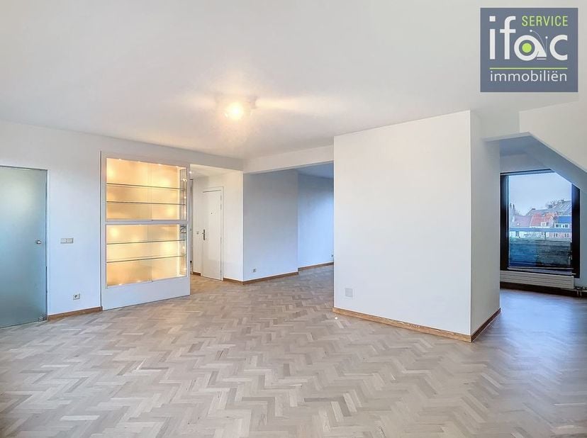 Fantastisch Penthouse met en 4 slaapkamers en 4 terrassen, gelegen op de 4de verdieping van een gebouw met standing, vlakbij het Dumontplein!&lt;br /&gt;
&lt;b