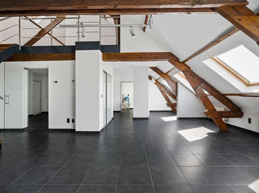 Op een toplocatie in het centrum van Lier, in de Antwerpsestraat, bevindt zich dit prachtige appartement met 3 slaapkamers. Gelegen op een steenworp v