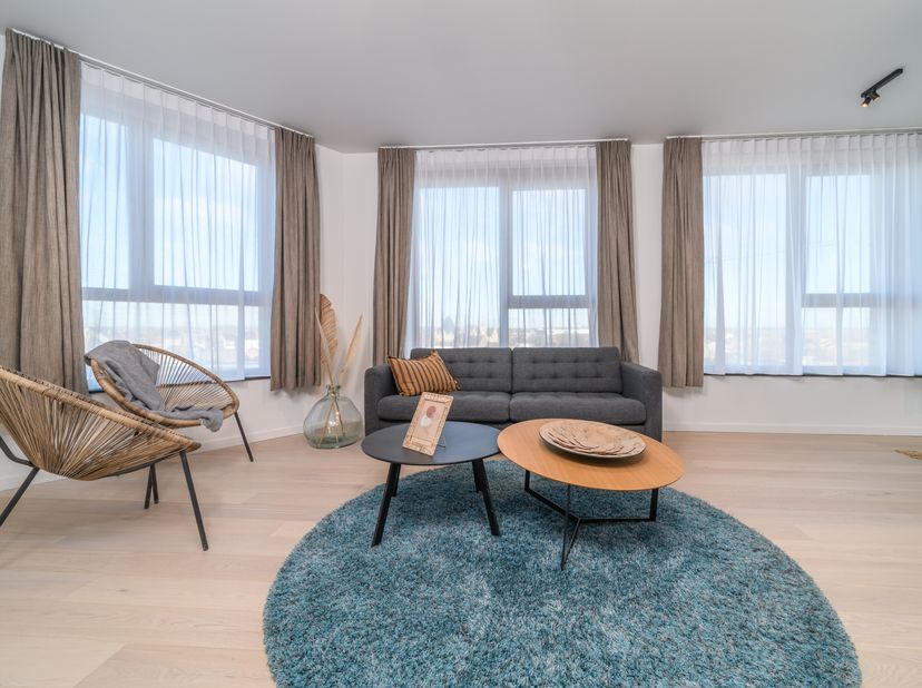 Gelegen op de 5de verdieping, vinden we dit nieuw appartement te koop in de Zuidburgweg te Veurne. Het uitgestrekt zicht over Veurne, de instapklare a