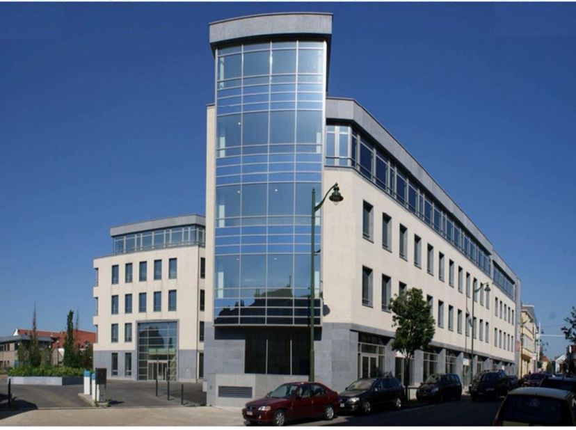 Situé le long de la Chaussée de Wavre à Auderghem, dans le complexe QUATTUOR, limmeuble TENOR propose des surfaces de bureaux modernes et flexibles da