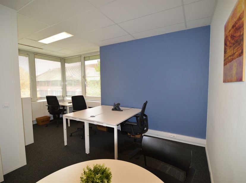KANTOOR 3 personen - prijs exclusief btw - 12 maanden huur.&lt;br /&gt;
De ALL-IN formule is inclusief: huur, huurlasten (privé en gemeenschappelijk verbrui