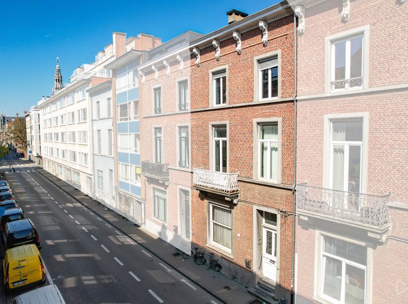 Dans la prestigieuse rue Blijde-Inkomst, où la grandeur du XIXe siècle est encore palpable, se dresse cette imposante maison de maître datant du milie