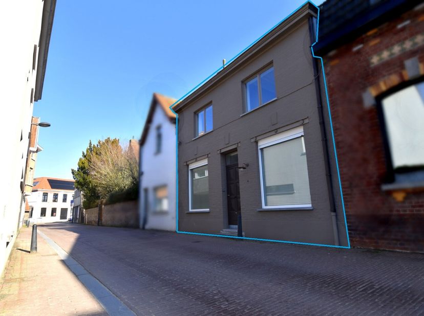 In het charmante Bellegem, langs de rustige en toch vlot bereikbare Walleweg, vind je deze instapklare rijwoning met tal van troeven. De woning werd z