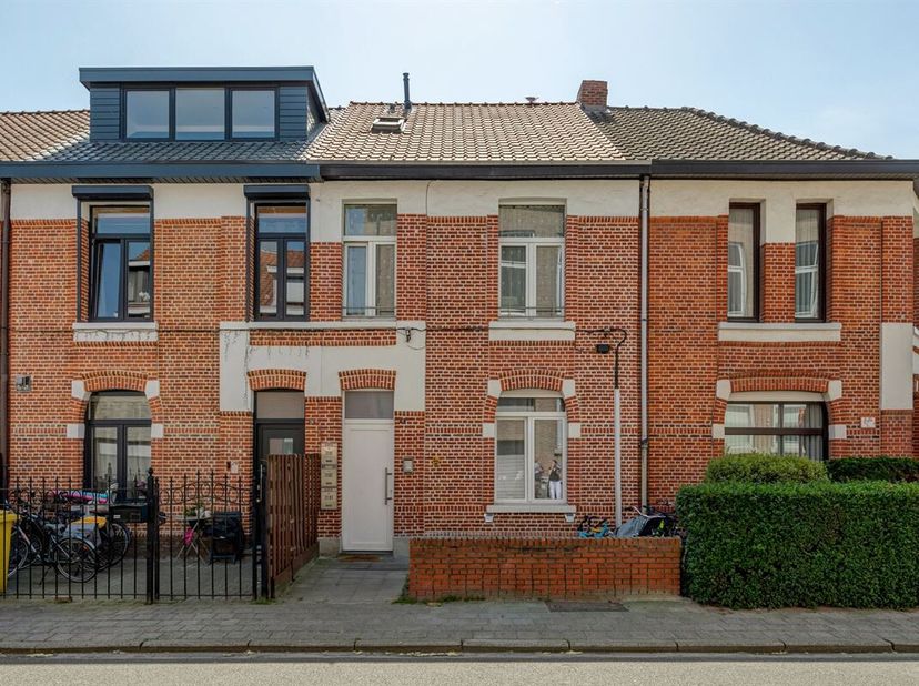 Deze ruime gezinswoning bevindt zich in de rustige buurt rond de Heilig Hartkerk. Dankzij de centrale ligging zijn winkels en scholen nabij en bevindt