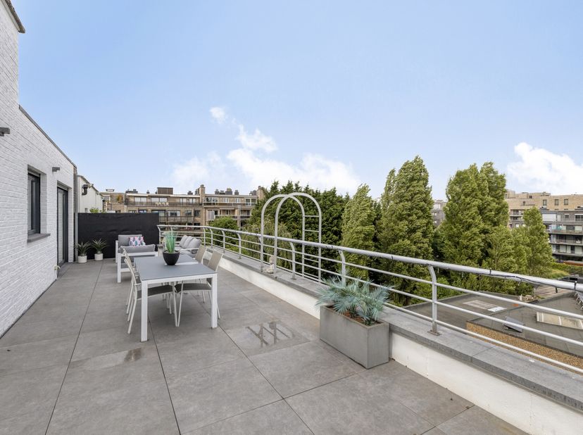 Indeling: &lt;br /&gt;
- inkomhal met gastentoilet &lt;br /&gt;
- lichtrijke leefruimte met open keuken (40 m²)&lt;br /&gt;
- eerste terras gericht op het oosten (50 m²