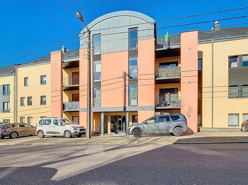 W Immobilière vous propose à Arlon, un spacieux duplex 120 m² avec emplacement de parking intérieur et terrasse. Ce bien se compose comme suit: un hal