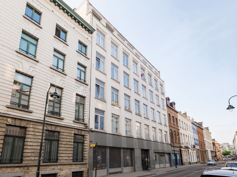 En plein cur de Bruxelles, avec un accès immédiat aux commerces, restaurants et transports en commun, découvrez ce magnifique loft de 325 m² qui allie