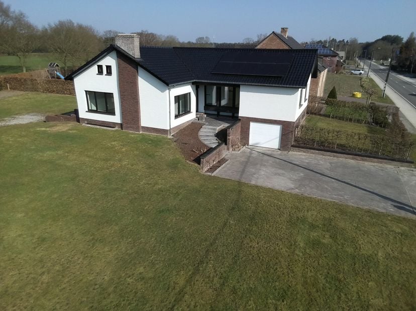 Instapklare energiezuinige woning (Energielabel A) op een ruim perceel met zeer mooi en weids uitzicht.&lt;br /&gt;
&lt;br /&gt;
Volledig gerenoveerd, renovatie-f