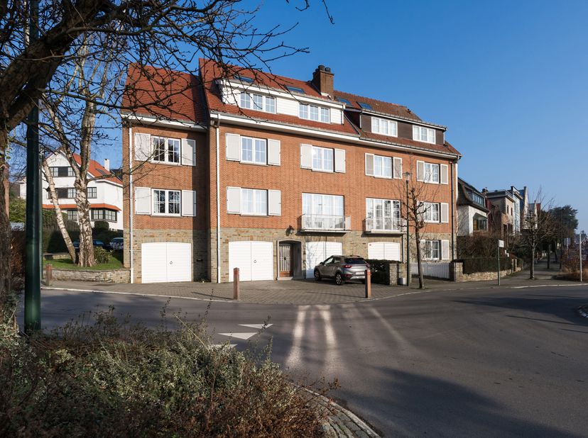 AUDERGHEM, en plein cur du Chant d&#039;Oiseau et à deux pas de la forêt de Soignes et du parc de la Woluwe, joli duplex (3/4ch+bur/2sdb) 3 façades offrant