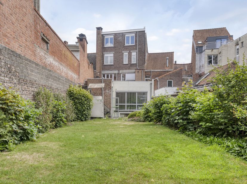 Dit bankkantoor met bovenliggende woning op drie verdiepingen ligt in het centrum van Waregem tussen de kerk en het station. Ideaal om wonen en werken