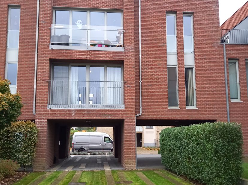 Het appartement is gelegen te Ubbelstraat ter hoogte van nummer 81 in een aangename en rustige buurt van Heusden-Zolder. Winkels en zelfs de oprit van