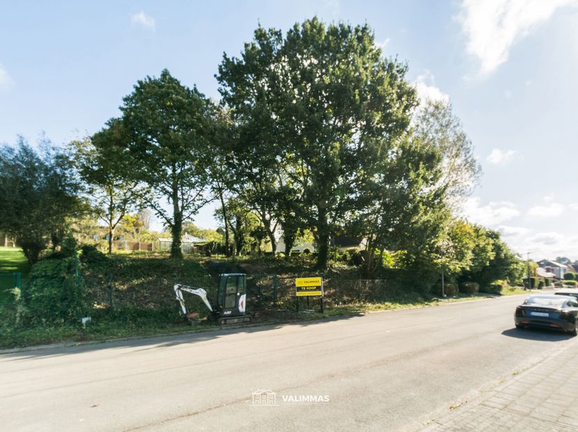VALIMMAS verkoopt deze rustig en residentieel gelegen (bouw)grond voor een driegevelwoning.   Gelegen in woongebied en gekend als een apart kadastraal