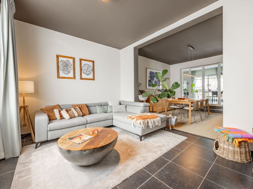 Op zoek naar een afgewerkte woning in het rustige Sint-Denijs? Dan is dit uw kans. We stellen u deze perfect onderhouden parel, bestaande op het gelij